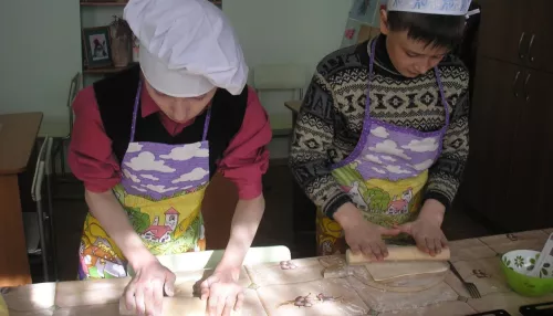 С повышенными потребностями: как в Барнауле учат детей с ОВЗ готовить и общаться