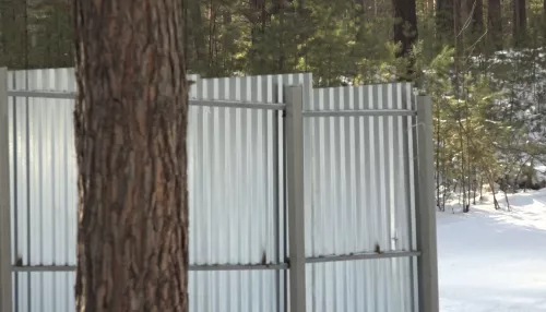 В Барнауле лыжную трассу на базе Белочка перегородили забором