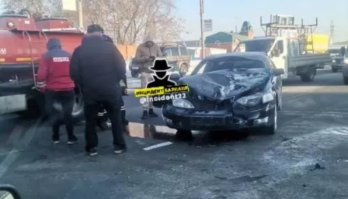 Грузовик смял легковушку на улице Попова в Барнауле