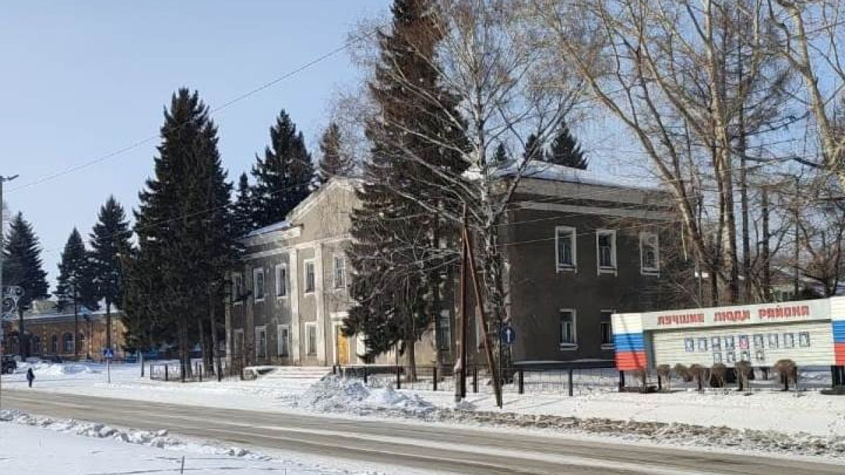 Здание бывшего райкома КПСС в Усть-Чарышской Пристани