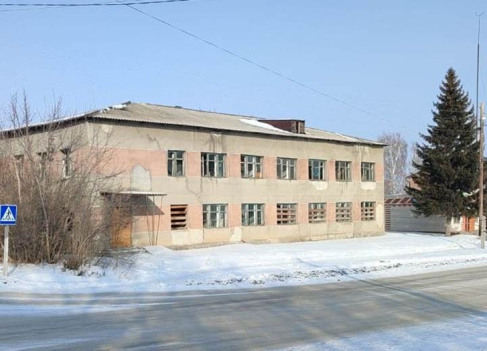 Еще одно аварийное здание в Усть-Чарышской Пристани