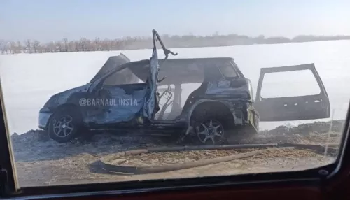 На трассе в Алтайском крае загорелся автомобиль с водителем