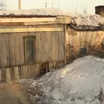 В Барнауле пенсионеры почти 25 лет живут в землянке рядом с новостройками