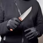 В Барнауле мужчина с ножом напал на продавца в продуктовом магазине