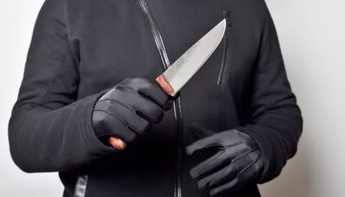 В Новоалтайске мужчина ограбил офис микрозаймов, угрожая ножом