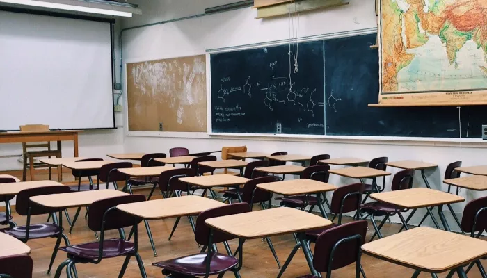 Новосибирская школьница осталась одна в классе после бойкота родителей учеников