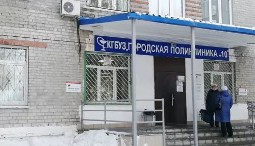 Проще умереть!: жительница Барнаула полдня просидела в очереди к врачу