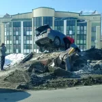 Иномарка оседлала сугроб после ДТП в Барнауле