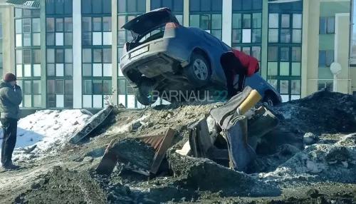 Иномарка оседлала сугроб после ДТП в Барнауле