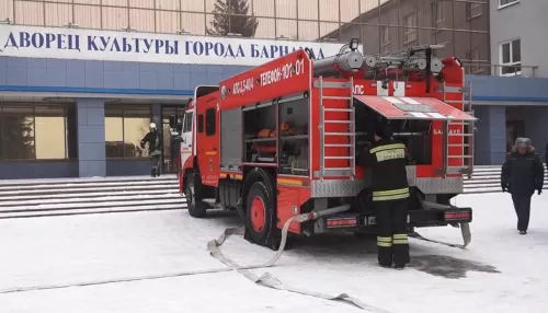 Сотрудники МЧС ликвидировали пожар во Дворце культуры Барнаула