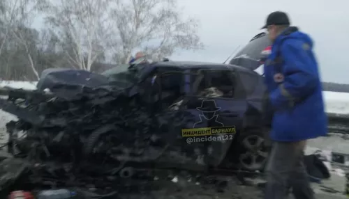 На трассе Новосибирск – Барнаул две легковушки столкнулись в жестком ДТП