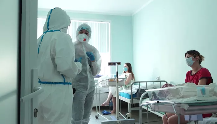 Десять жителей Алтайского края слегли в больницу с тяжелым течением COVID