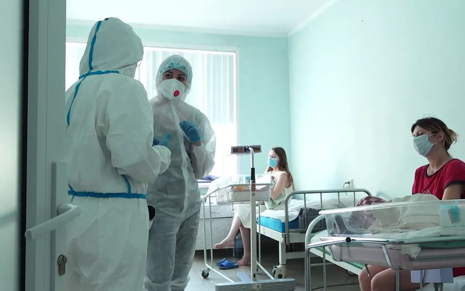 Десять жителей Алтайского края слегли в больницу с тяжелым течением COVID