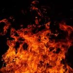Пожар площадью 200 квадратов тушат в барнаульском поселке