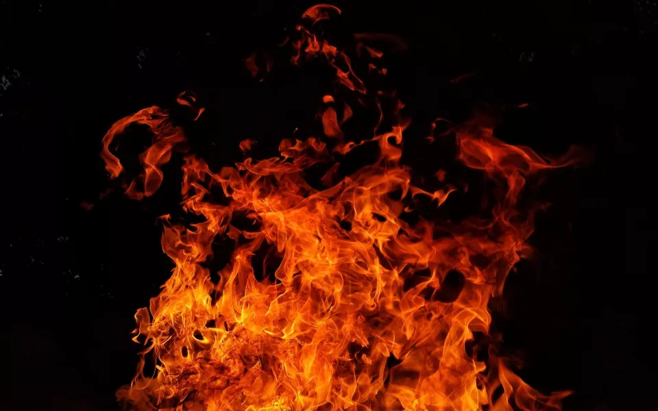 Пожар площадью 200 квадратов тушат в барнаульском поселке