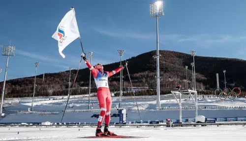Российский лыжник Александр Большунов завоевал третье золото Олимпиады