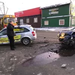 В центре Барнаула произошло серьезное ДТП с участием такси