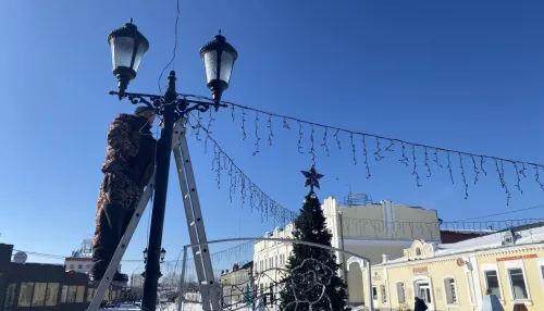 На Мало-Тобольской улице демонтируют новогодний городок