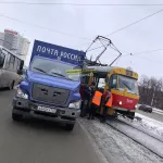 В центре Барнаула столкнулись трамвай и автомобиль Почты России