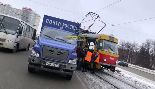 В центре Барнаула столкнулись трамвай и автомобиль Почты России