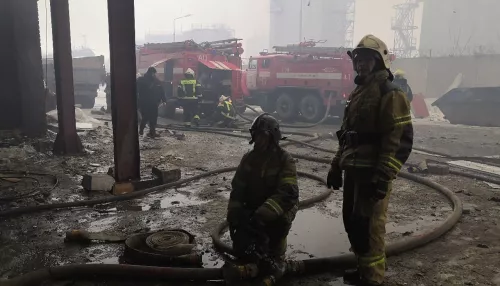 В Новоалтайске при пожаре у магазина стройматериалов погиб мужчина