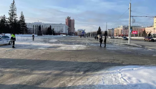 В Барнауле на площади Советов поставили ограждения
