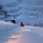 Жительница Барнаула едва не попала под машину во время катания на склоне
