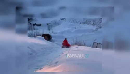 Жительница Барнаула едва не попала под машину во время катания на склоне