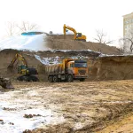 На площади Сахарова в Барнауле срывают холм и демонтируют баки