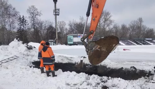Барнаульский стадион Клевченя затопило из-за аварии на водопроводе