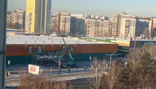 У барнаульского торгового центра Европа снимают вывеску