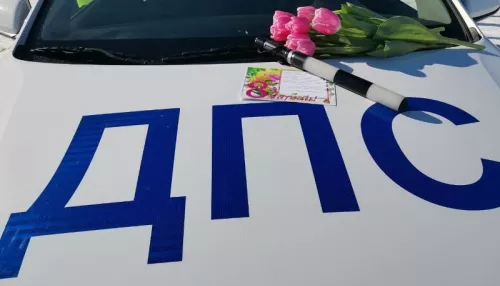 Алтайские автоинспекторы останавливали женщин на дороге и дарили им цветы