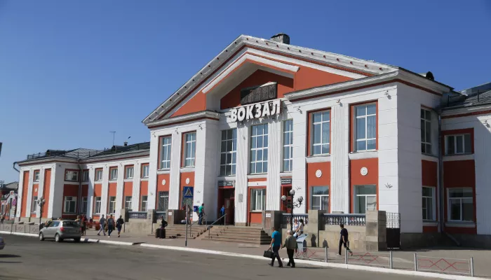 В Барнауле мужчина выбросил дочь со второго этажа ж/д вокзала и прыгнул под поезд