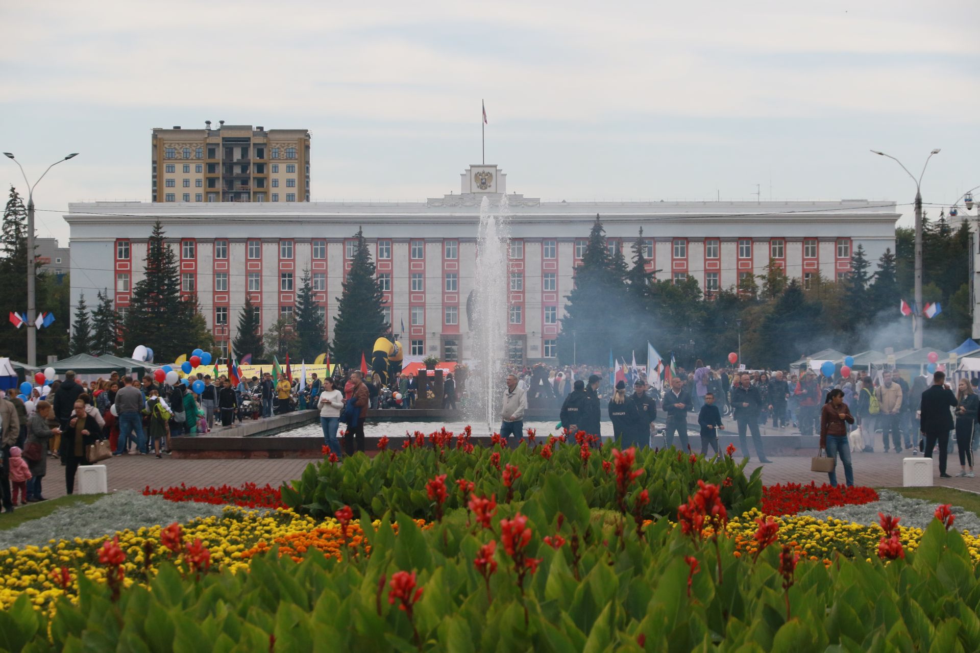 Куда сходить на день рождения в барнауле. Народная площадь Барнаул. Барнаул фото города 2019. С днем города Барнаул картинки. Красивый Барнаул днем.