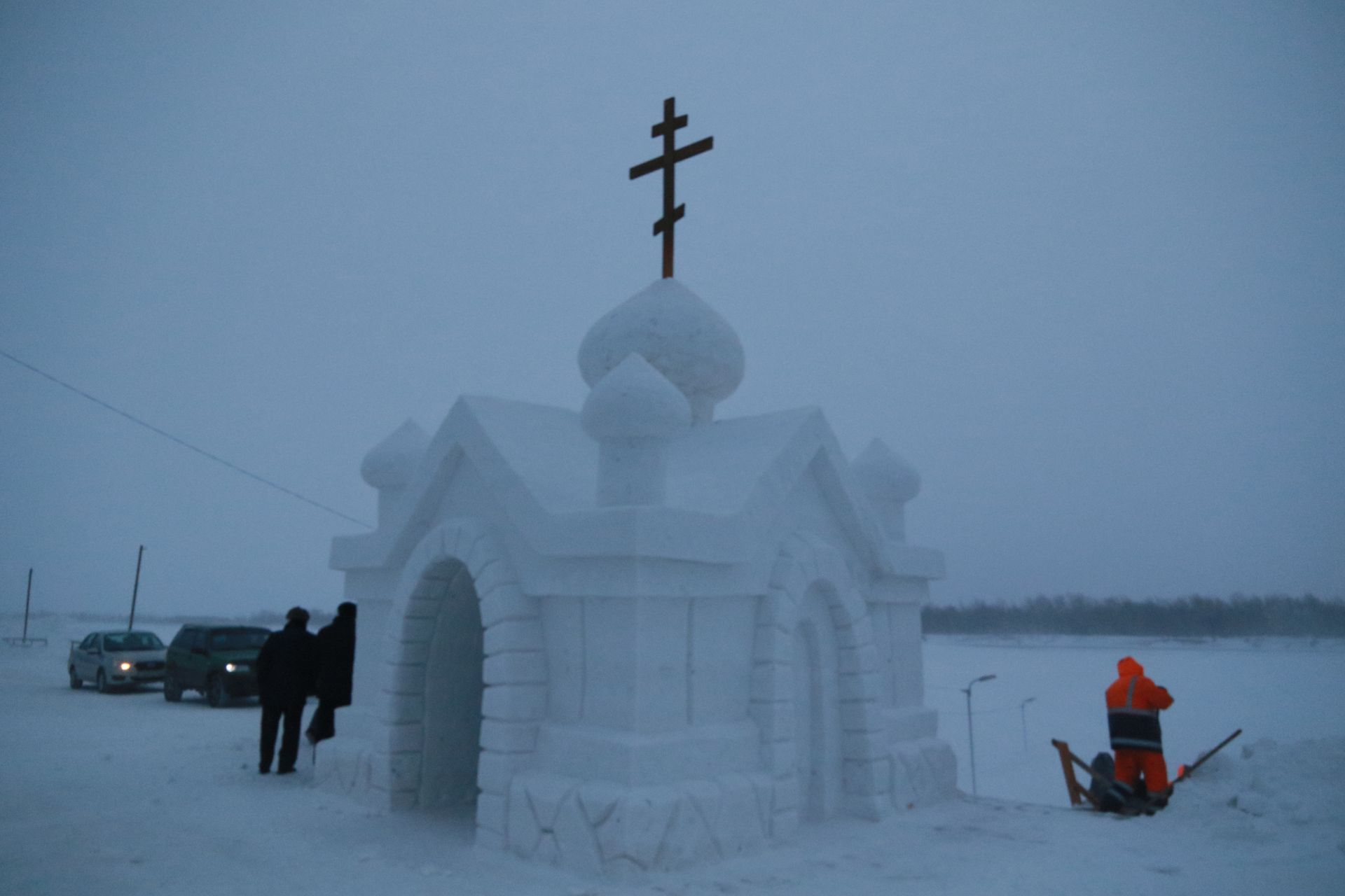 Храм из льда на озере Тургояк. Миасс Тургояк храм из льда. Храм из снега Миасс Тургояк. Снежная Церковь на Тургояке.