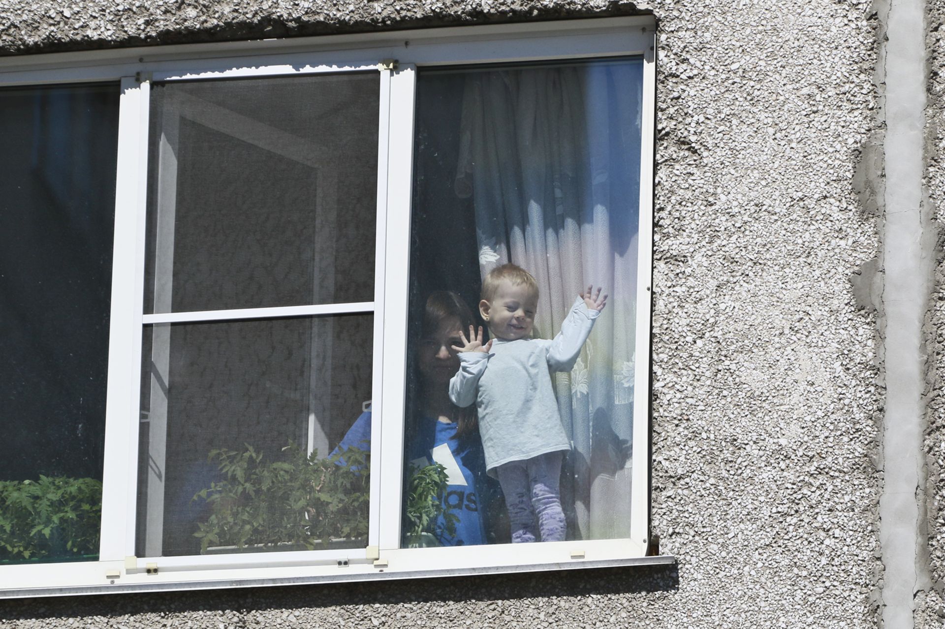 Сонник выпал из окна. Мальчик у окна. Выпадении 3-летнего ребенка из окна.