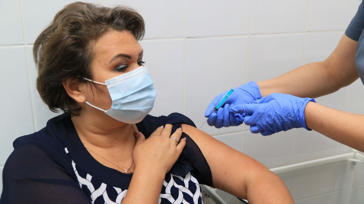 Ирина Переладова делает прививку от коронавируса