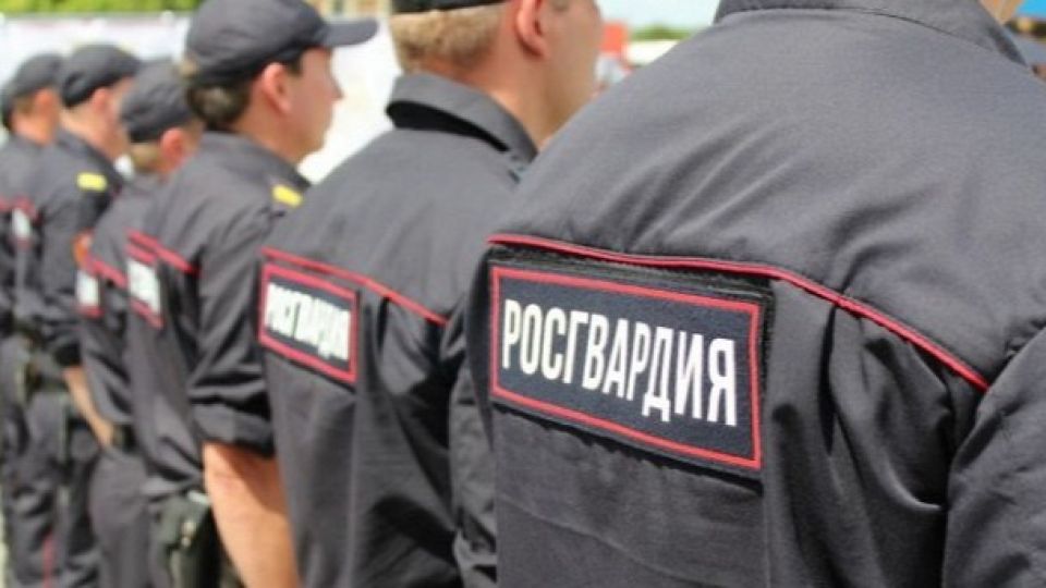 Росгвардейцы задержали в Барнауле мужчину с украденной водкой прямо на выходе из «Мария-Ра»