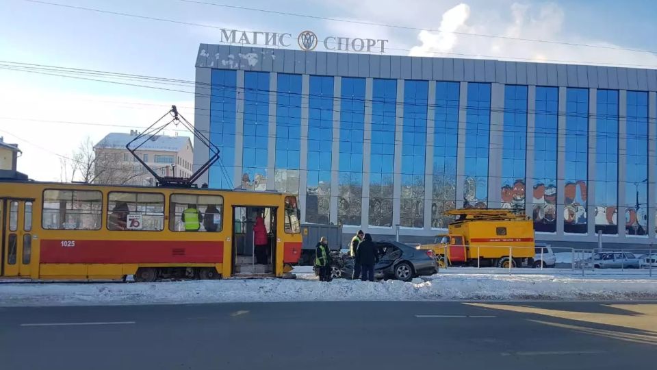 Трамвай наехал на Toyota Camry в центре Барнаула, один человек пострадал