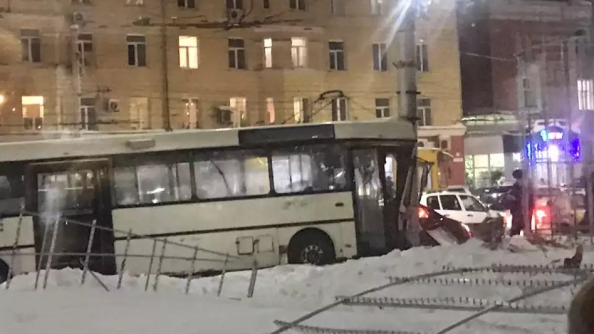 На площади Октября в Барнауле автобус врезался в столб, пострадало 19 человек