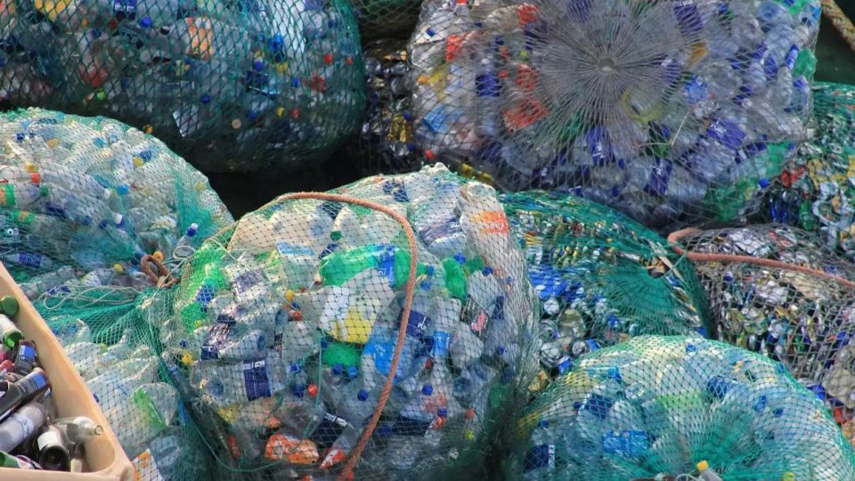 Барнаульцы могут получить смарт-браслет за рисунок о раздельном сборе мусора