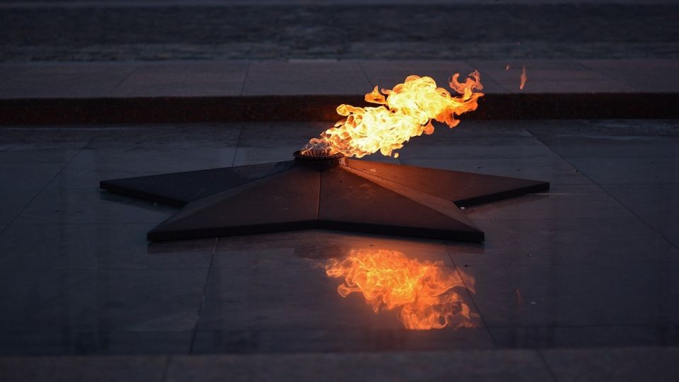 Вечный огонь на Мемориале Славы Барнаула зажгли после профилактики