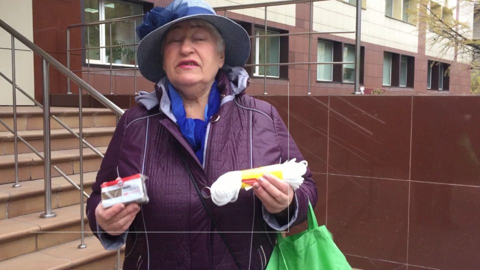 Возмущенная пенсионерка из Новосибирска подарила министру веревку и мыло