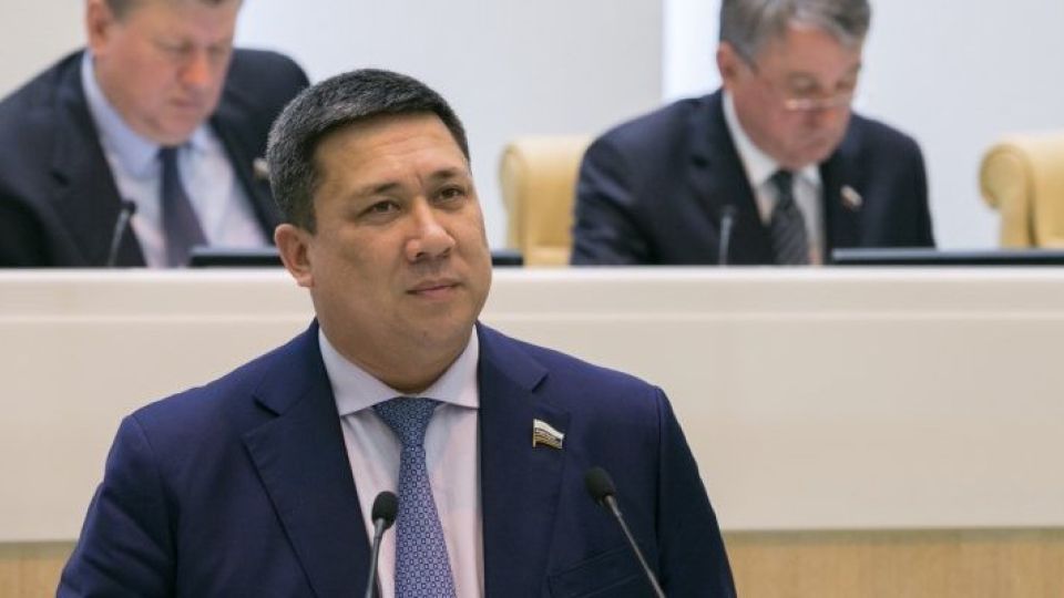 Алтайский сенатор Владимир Полетаев предлагает освободить от налогов граждан, чей доход равен МРОТ