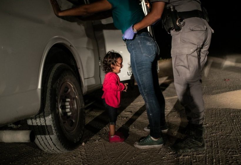 Фотография года по версии жюри конкурса World Press Photo 2019. Джон Мур, "Плачущая девочка на границе".