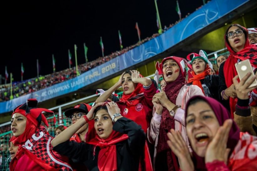 Поклонницы футбольного клуба «Персеполис» в Тегеране