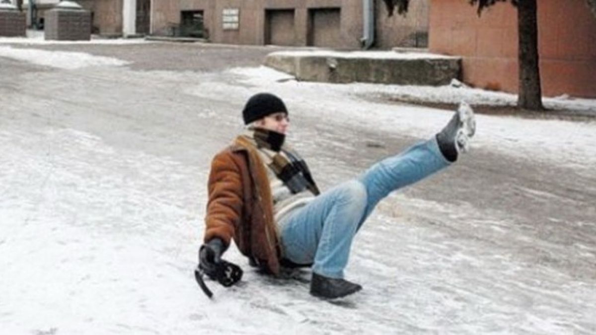 Подскользнувшийся человек. Падение в гололед.