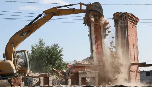 Строительство здания прокуратуры на скандальном месте старинной усадьбы началось в Барнауле