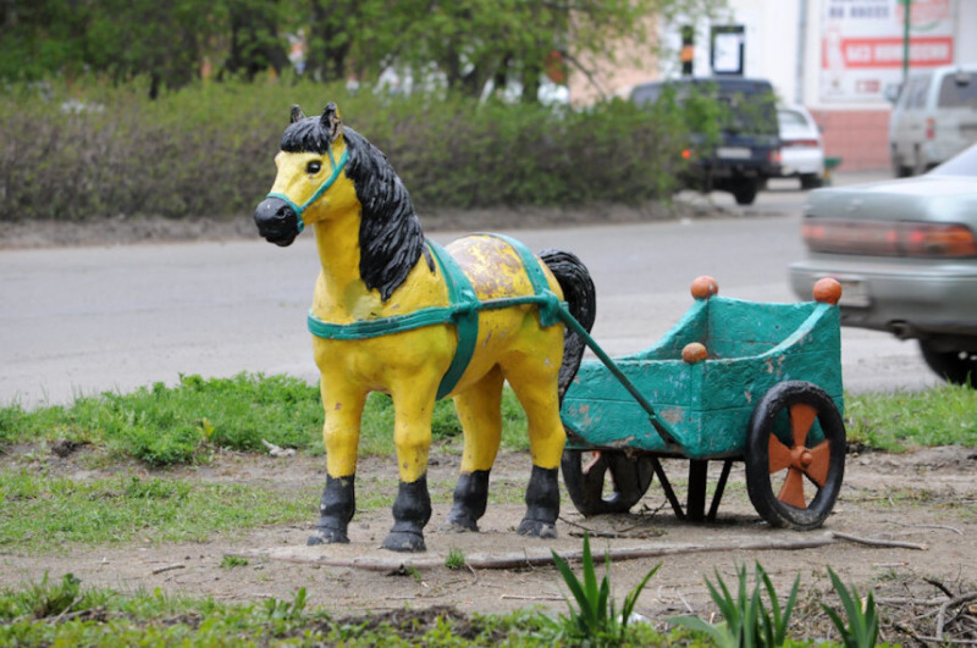 В Барнауле авто протаранило скульптуру лошади из-за ДТП - Толк 27.07.2019