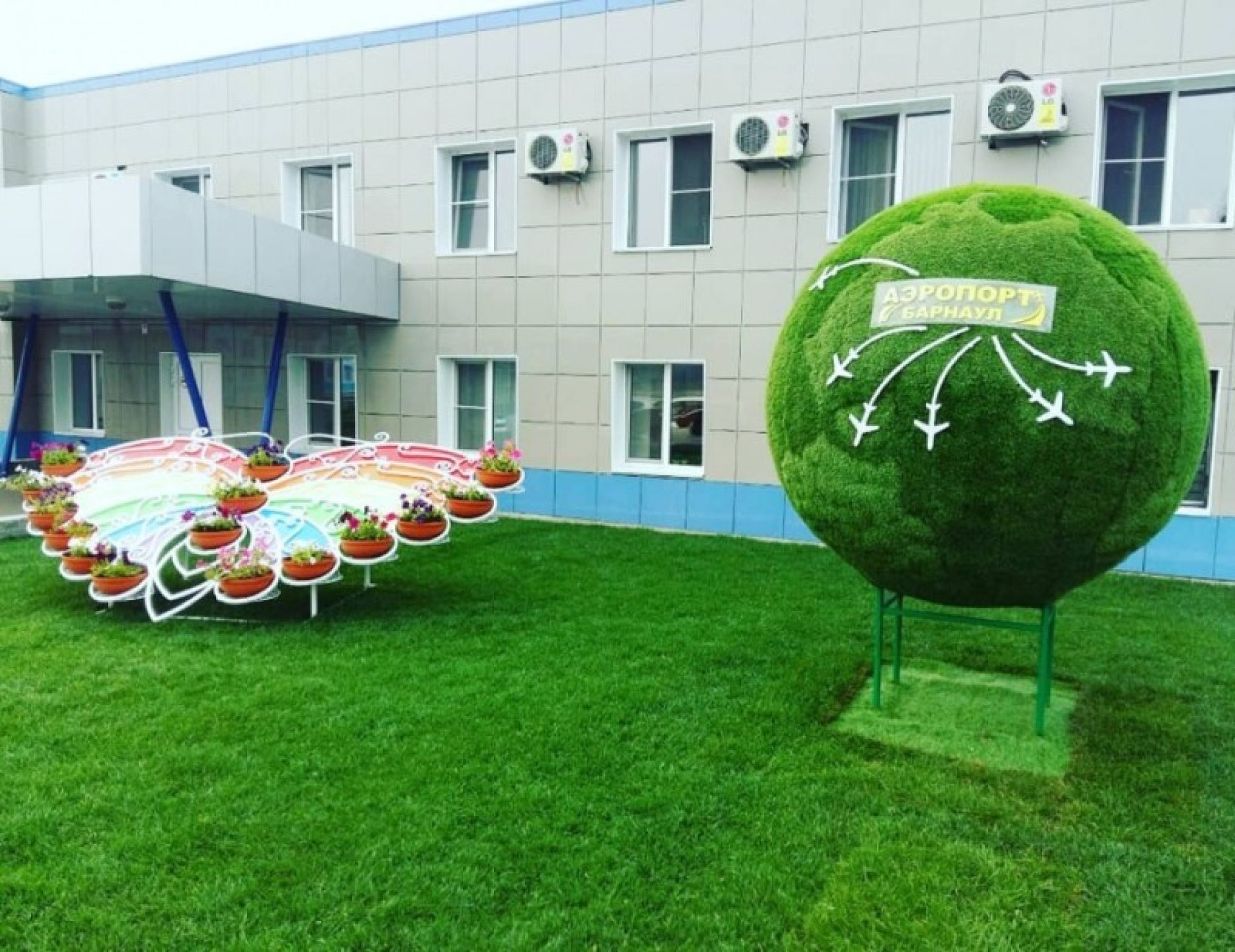 Кшп глобус барнаул директор. Фонтан барнаул ленинский проспект. Барнаул на глобусе. Отель глобус барнаул. Хостел глобус барнаул.